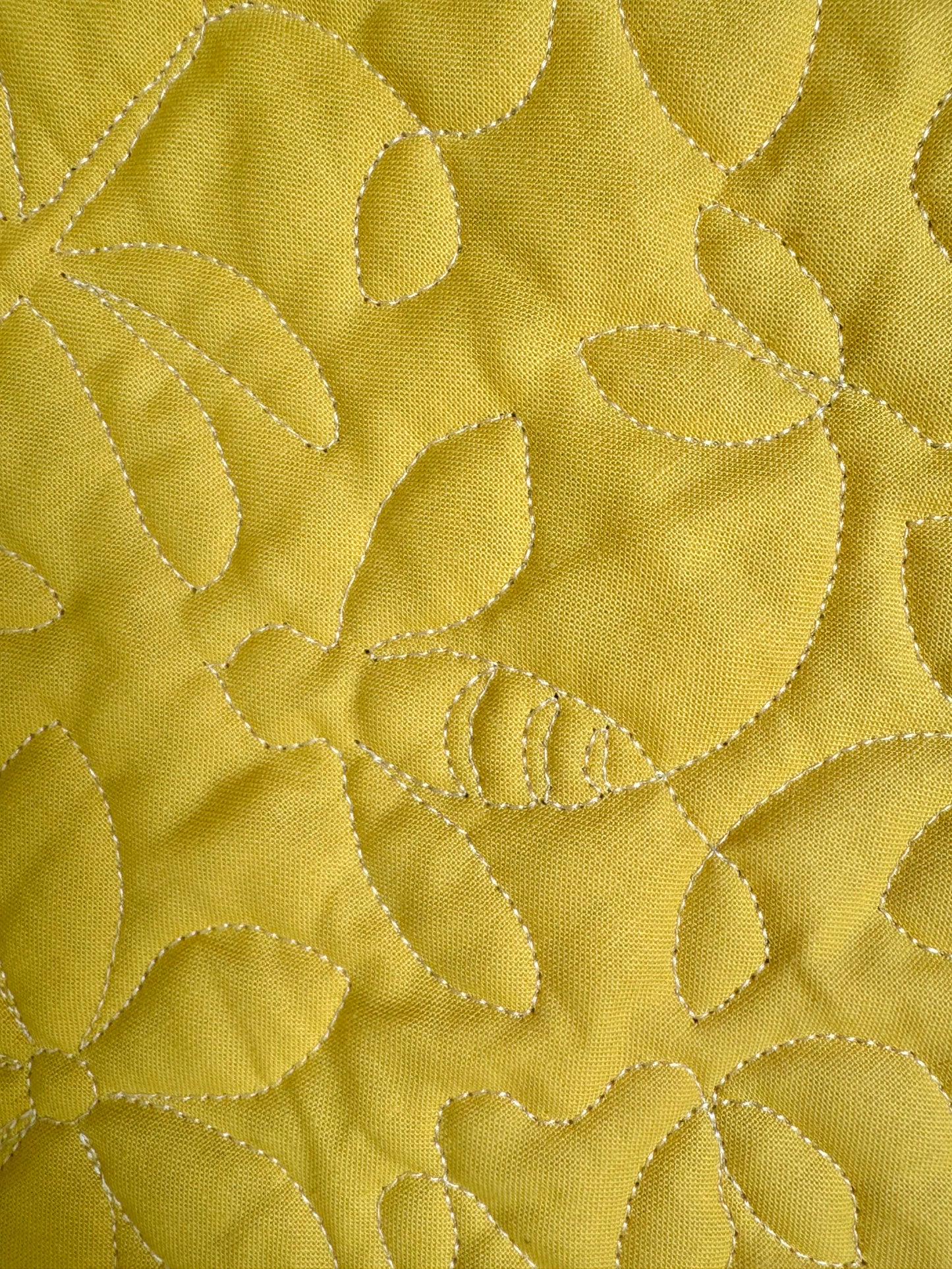 Wholecloth Baby Quilt – Bee, Flower & Dragonfly Quilting – 33" x 40"