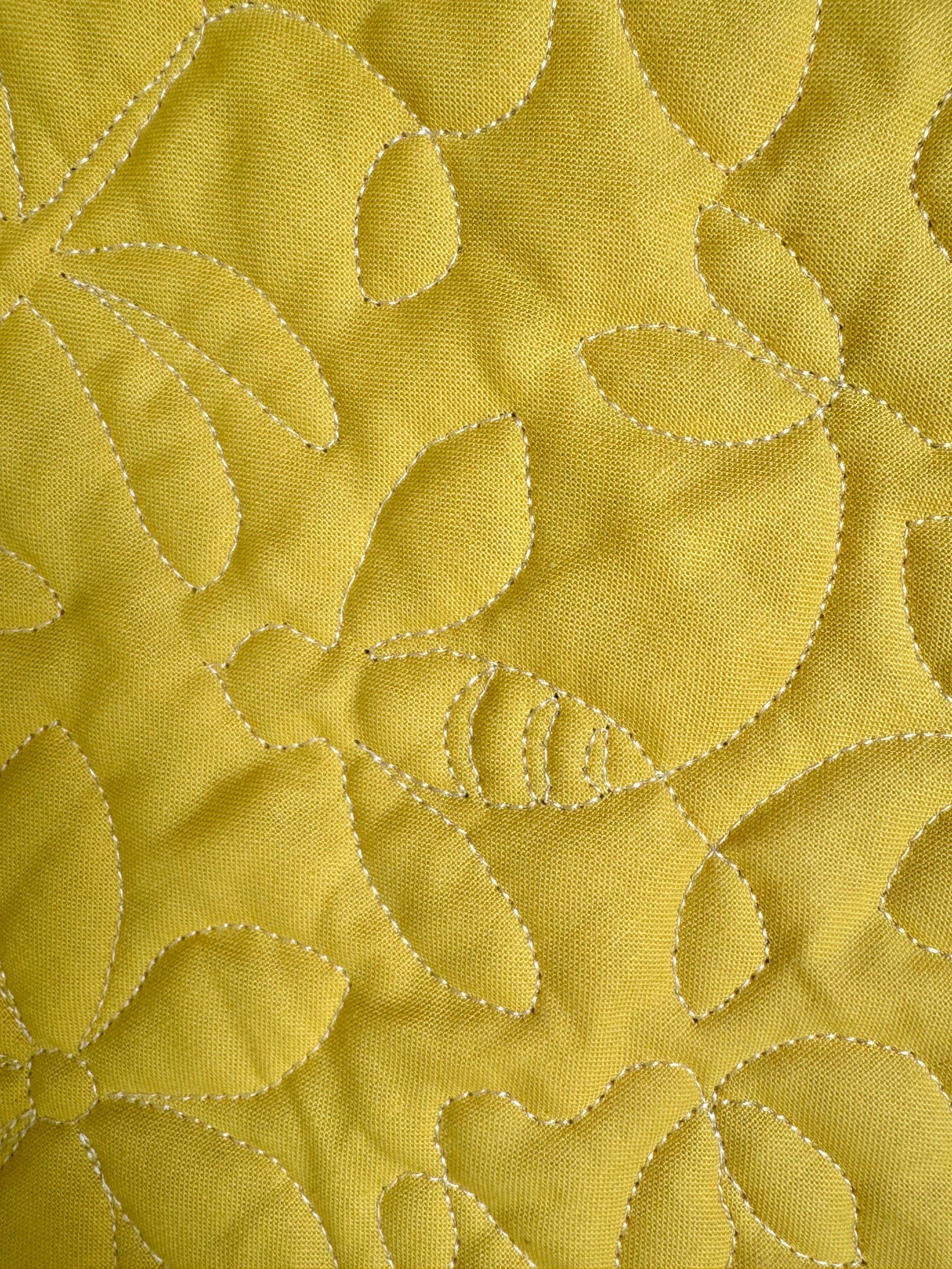 Wholecloth Baby Quilt – Bee, Flower & Dragonfly Quilting – 33" x 40"