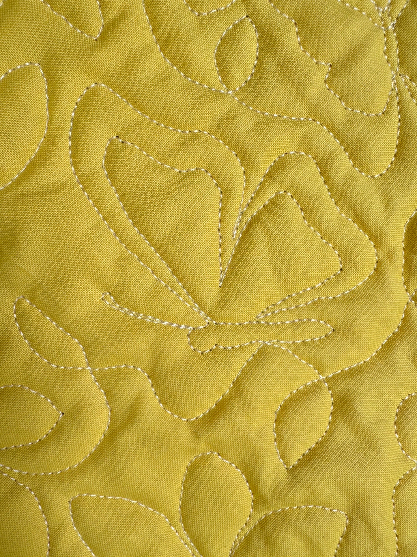 Wholecloth Baby Quilt – Bee, Flower & Dragonfly Quilting – 33" x 40"