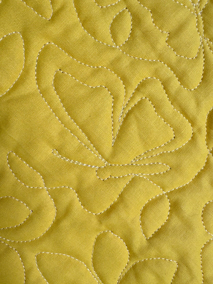 Wholecloth Baby Quilt – Bee, Flower & Dragonfly Quilting – 33" x 40"